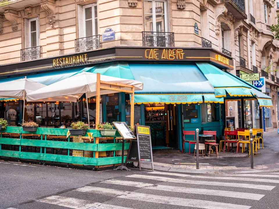 La façade du Café Albert à l’angle de la rue Ordener