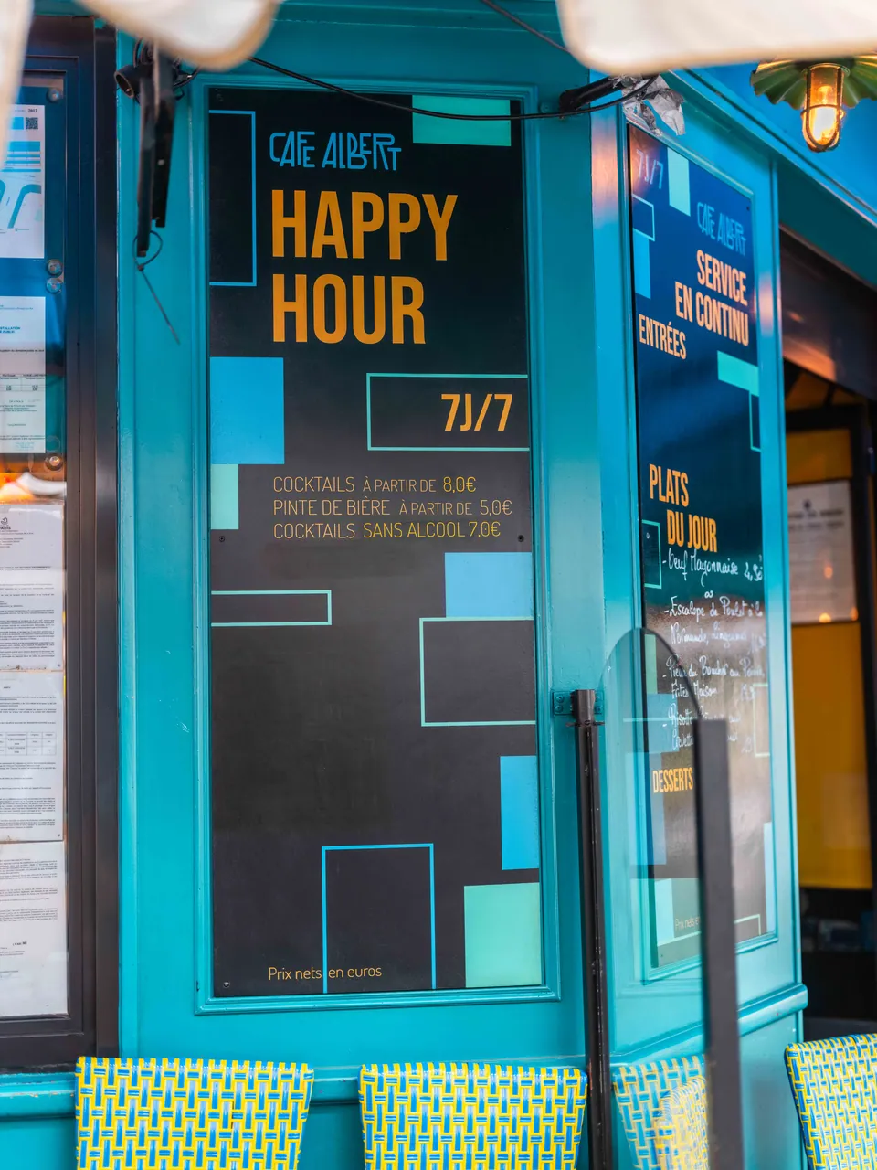 Le panneau happy hour sur la devanture